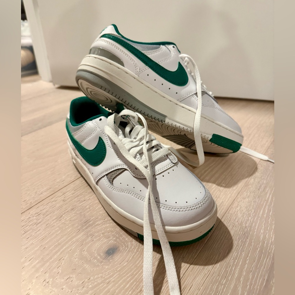 NEW Nike women’s Gamma in malachite green